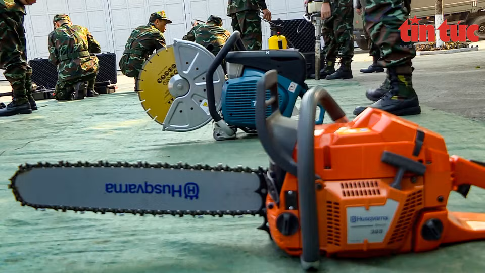 Las sierras y las cortadoras manuales son equipos indispensables. (Foto: VNA)