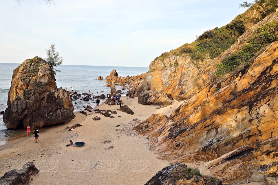 El nombre de la playa de Da Nhay se deriva de las rocas erosionadas por las olas del mar que se parecen a animales saltando al mar.