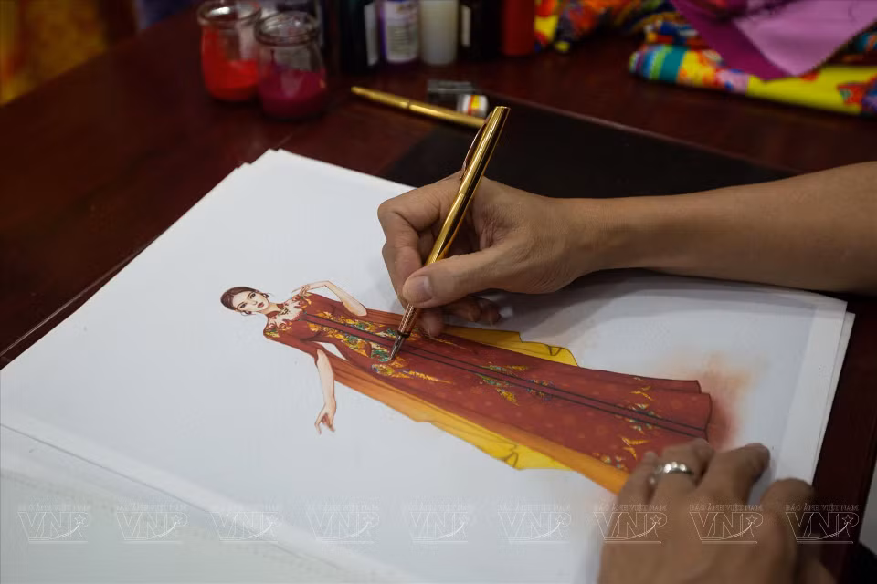 Cada colección de Hoai Nam es meticulosa en cada diseño del dibujo. Foto: Revista Vietnam