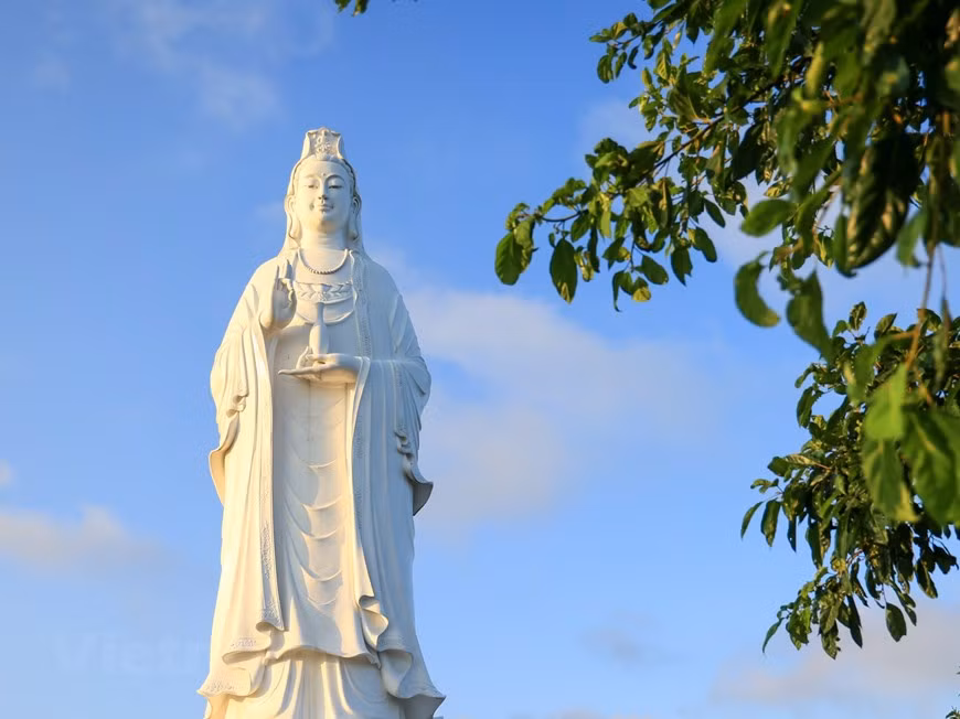 Además de visitar y conocer sobre la cultura religiosa, la pagoda de Linh Ung también es un destino ideal para relajarse y encontrar la paz en la bulliciosa vida. (Foto: Vietnam+)