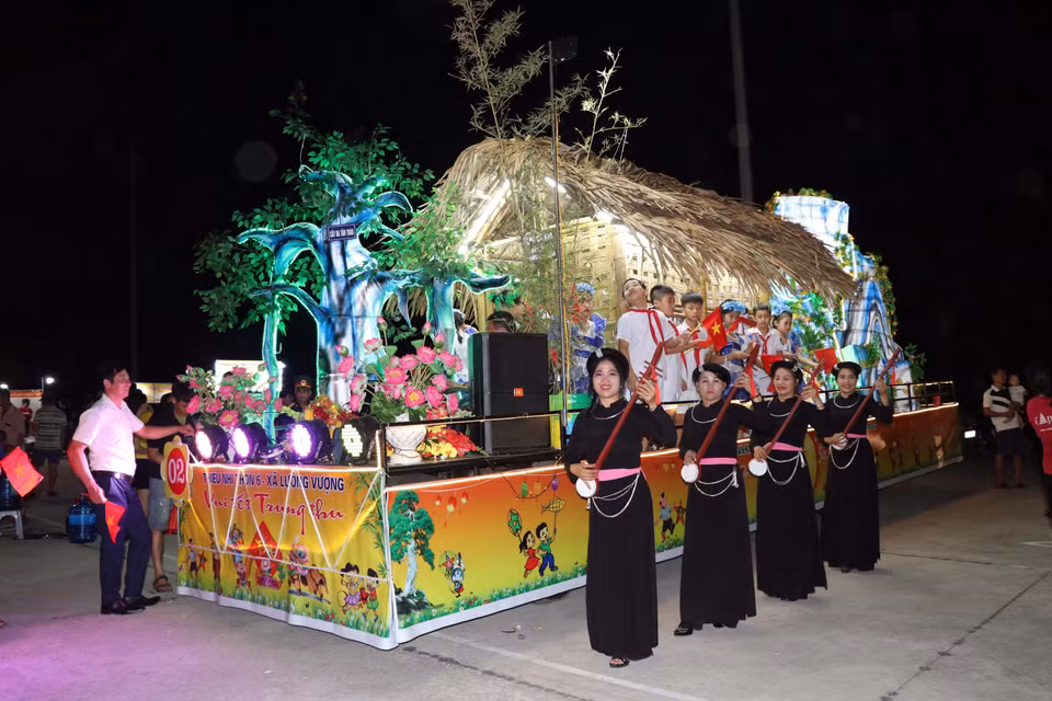 El modelo de linterna está inspirado en el techo de la Casa Comunal de Hong Thai y en el baniano Tan Trao del grupo 6, barrio de Luong Vuong. Foto: VN