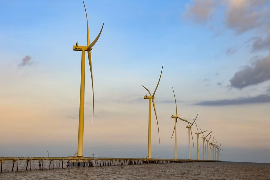 El parque de molinete de Bac Lieu posee 62 pilares, cada columna de turbina aquí tiene unos 80 metros de alto, cuatro metros de diámetro, pesa más de 200 toneladas y está hecha de acero inoxidable. Las hélices parecen tan pequeñas, pero tienen hasta 42 metros de largo y están hechas de plástico especial, con control de plegado automático para evitar tormentas. (Foto: Vietnam+)