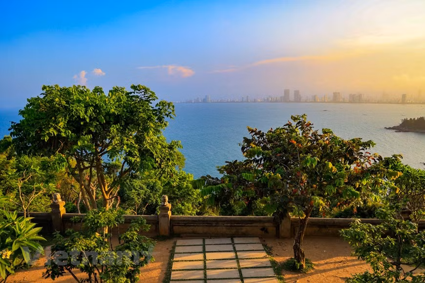 La pagoda está ubicada con una vista más allá del ojo, cubriendo el romántico mar azul. (Foto: Vietnam+)