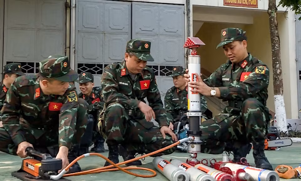  Los equipos se revisan antes de ser sellados y traslados al lugar de destino. (Foto: VNA)