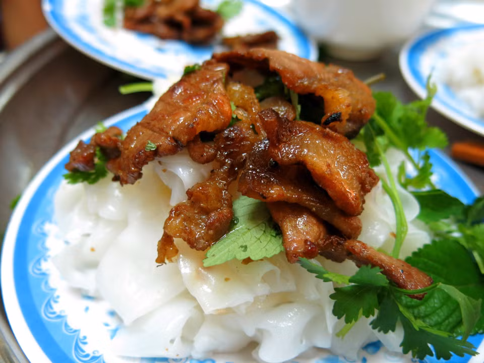Los rollitos están hechos principalmente de harina de arroz, se sirven con hierbas, cebollas fritas con salsa de pescado y jamón vietnamita, o carne a la parrilla como Banh cuon Phu Ly (Ha Nam). (Foto: VNA)