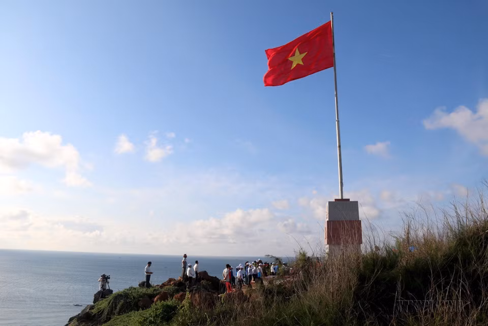El asta de bandera nacional en la isla de Phu Quy, provincia de Binh Thuan. Foto: VNA
