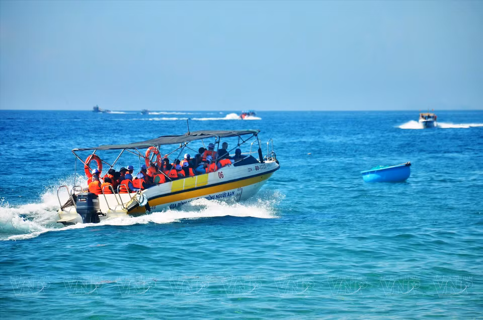 Visitantes a la isla de Ky Co en canoa. Foto: Revista Ilustrada Vietnam