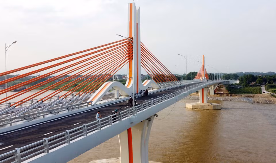 El puente de Vinh Phu cruza el río Lo y conecta la comuna de Duc Bac (distrito de Song Lo, Vinh Phuc) con la ciudad de Viet Tri (Phu Tho). Foto: VNA