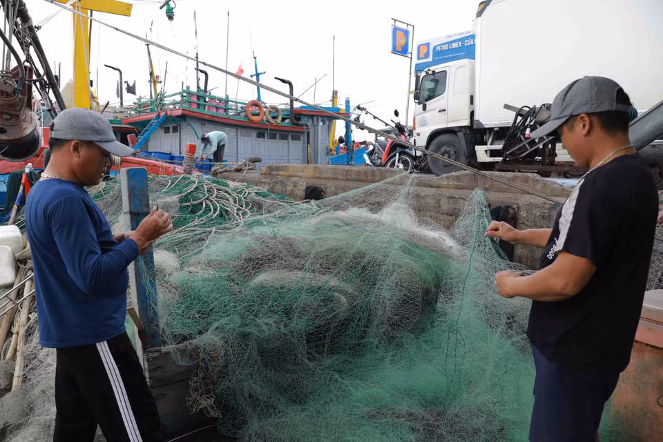 Preparan los aparejos de pesca antes de salir a explotar productos acuáticos en el puerto de Ninh Co (pueblo de Thinh Long, distrito de Hai Hau, provincia de Nam Dinh). Foto: VNA