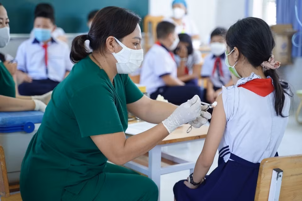 La provincia de Binh Thuan lleva a cabo la vacunación contra la COVID-19 para niños de 5 a 12 años. Foto: VNA