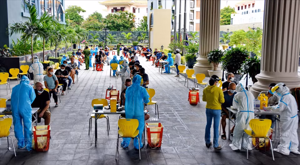 Vietnam realiza pruebas de la COVID-19 para extranjeros en Da Nang. Foto: VNP