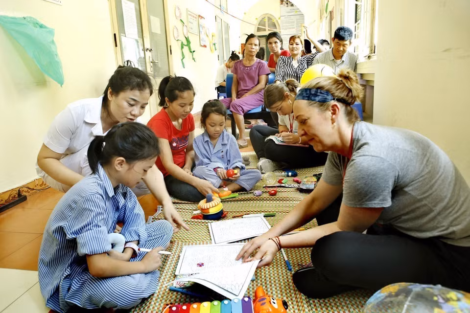 El Hospital de la Amistad Vietnam - Cuba (Hanoi) ofrece chequeos y cirugías gratuitas a más de 100 niños con defectos de labio y paladar hendido de las provincias y ciudades del norte. Foto: VNA