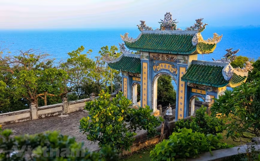 De pie desde lo alto mirando la playa azul, bandadas de pájaros volando y escuchando las olas rompiendo en la orilla, nuestra alma de repente se vuelve más pacífica. (Foto: Vietnam+)