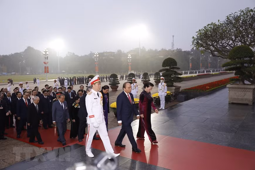 Los delegados del XIII Congreso Nacional del PCV rinden tributo al Presidente Ho Chi Minh, en el Mausoleo dedicado al líder revolucionario vietnamita. (Foto: VNA)