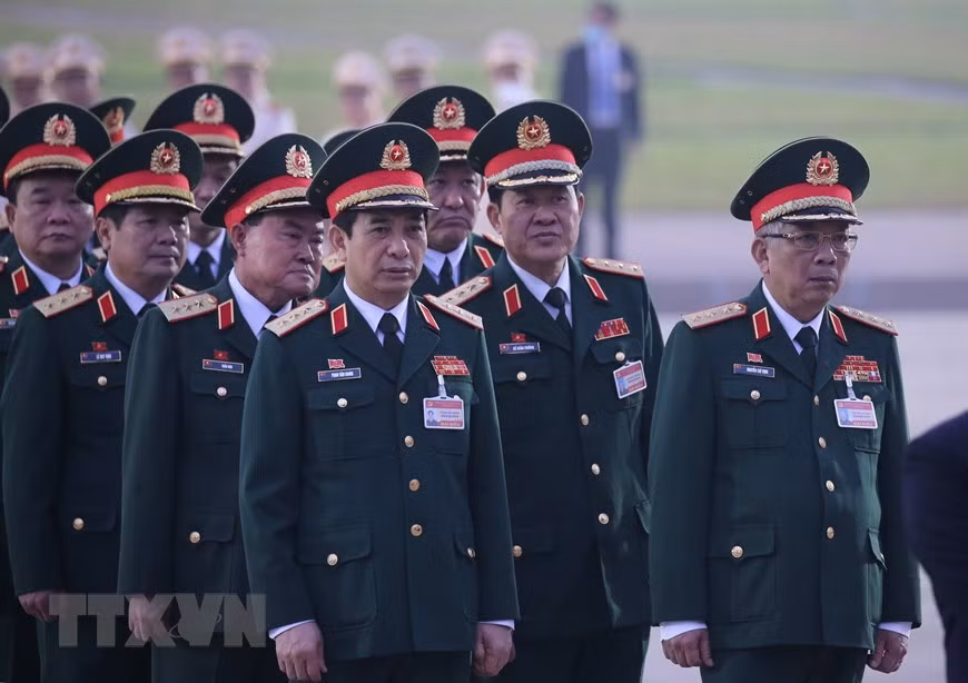  Los delegados del XIII Congreso Nacional del PCV rinden tributo al Presidente Ho Chi Minh, en el Mausoleo dedicado al líder revolucionario vietnamita. (Foto: VNA)