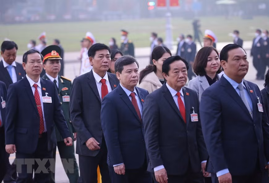 Los delegados del XIII Congreso Nacional del PCV rinden tributo al Presidente Ho Chi Minh, en el Mausoleo dedicado al líder revolucionario vietnamita. (Foto: VNA)