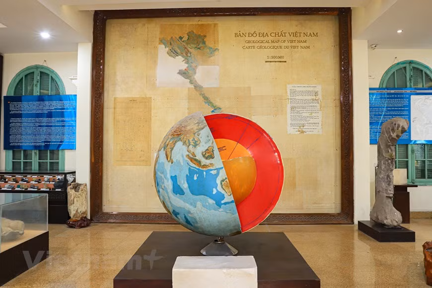 Localizado en la calle Pham Ngu Lao, el Museo de Geología de Vietnam es un lugar para preservar, recopilar, almacenar, exhibir, divulgar y presentar artefactos geológicos y minerales, al servicio de las necesidades de investigación científica, aprendizaje, propaganda, educación, turismo y disfrute cultural de la comunidad. Al igual que su versión en Ciudad Ho Chi Minh, el museo en Hanoi se estableció en 1914 por dos geólogos franceses, según la decisión del Servicio de Geología de Indochina. Desde entonces, desempeñó un papel muy importante en la formación de estudiantes de posgrado, así como en la difusión de conocimientos generales para los visitantes. Este lugar almacena miles de ejemplares de colecciones clasificados por temática o por área geográfica. (Foto: Vietnam+)