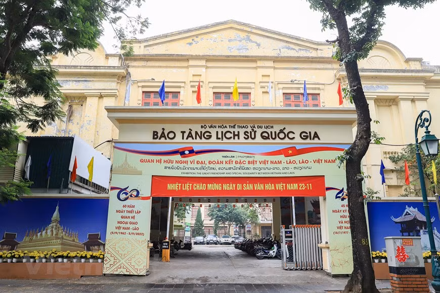 Próximo al Gran Teatro de la Ópera de Hanoi, el Museo Nacional de Historia de Vietnam es un gran edificio colonial, antiguamente la Escuela Francesa del Lejano Oriente en la década de 1930. Contiene una importante colección de unos 200 mil objetos y documentos de valor incalculable, de diferentes épocas: desde los orígenes de Vietnam hasta la declaración de independencia nacional a mediados del siglo XX. En específico, se registran cerca de 110 mil antigüedades, 20 tesoros nacionales y más de 80 mil artefactos sobre la revolución vietnamita, el Partido Comunista y el Presidente Ho Chi Minh. Todos estos preciosos testimonios de la historia del país se exhiben en orden cronológico, en dos mil metros cuadrados de salas de exposición dispuestas en varios niveles. (Foto: Vietnam+)
