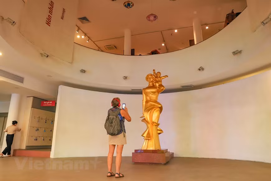 A unos 500 metros del lago de Hoan Kiem y el casco antiguo de Hanoi, puede encontrarse el Museo de la Mujer de Vietnam, justo en la calle Ly Thuong Kiet. Construido en 1987 por la Unión de Mujeres de Vietnam, el edificio afirma el importante papel de las féminas en la cultura vietnamita y también en la historia del país. Al visitar este sitio, se pueden descubrir más de 40 mil documentos y objetos que reflejan diferentes tradiciones, costumbres nupciales, así como la importancia de la mujer en la familia vietnamita, además de admirar los trajes de las féminas a lo largo de la historia. (Foto: Vietnam+)