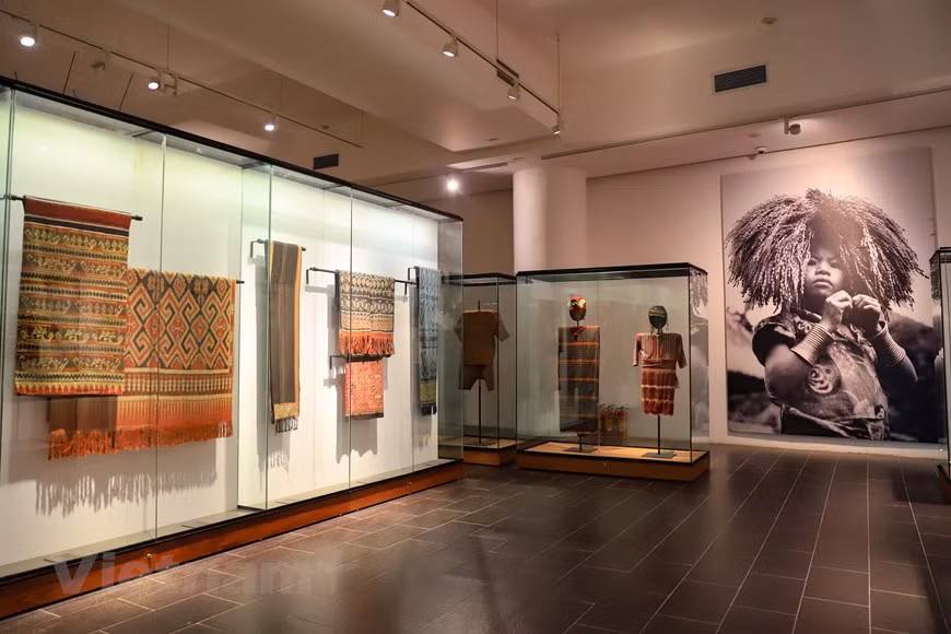 Una buena manera de conocer mejor la quintaesencia de la cultura vietnamita es visitar el Museo de Etnología de Vietnam. Los turistas pueden descubrir y comprender el arte tribal, los instrumentos artísticos y objetos cotidianos, junto con fotos y archivos de 54 etnias vietnamitas. La exposición está bien estructurada con explicaciones en inglés y francés. Al aire libre, los visitantes tienen la oportunidad de admirar el hábitat típico de varias minorías étnicas. Con una superficie de alrededor de 50 mil hectáreas, el museo se ubica en la calle Nguyen Van Huyen. Fue inaugurado en noviembre de 1997, con motivo de la séptima Conferencia Cumbre de la Francofonía en Hanoi. (Foto: Vietnam+)