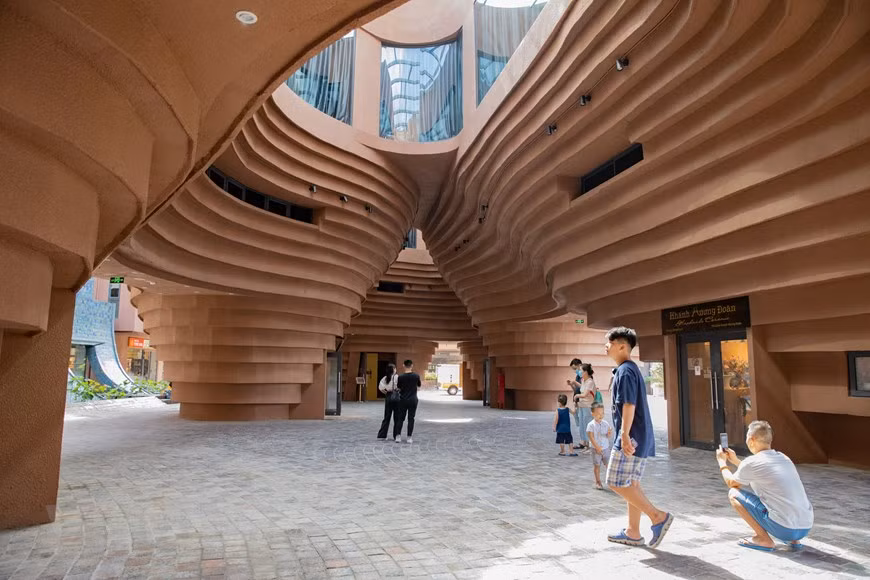 Por numerosos atractivos entre los que sobresalen tornos locales de alfarería y los hornos antiguos, el Museo de cerámica Bat Trang, en el distrito de Gia Lam, a unos 15 kilómetros del centro de Hanoi, se está convirtiendo en un nuevo destino turístico ideal de la capital vietnamita. En un área de tres mil 700 metros cuadrados en el poblado de Bat Trang, el museo integra el proyecto "La quintaesencia del pueblo artesanal vietnamita", cuyo objetivo es desarrollar aldeas artesanales en todo el país. El establecimiento consta de siete edificios con forma de embudo entrelazados entre sí, con paredes exteriores talladas en patrones de varias capas que forman una obra única. Hay tres pisos de exhibición, que ayudan a los visitantes a comprender la historia del pueblo artesanal. (Foto: Vietnam+)