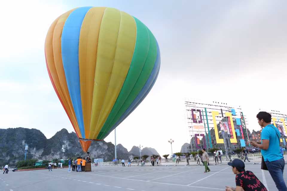 Pasear en globo aerostático se está convirtiendo poco a poco en una de las actividades más elegidas por quienes quieren sentir la adrenalina de estar en el aire y disfrutar de los distintos paisajes desde una perspectiva única. Se trata de una actividad segura y que no requiere una habilidad o destreza física específica (Fuente: VNA) 