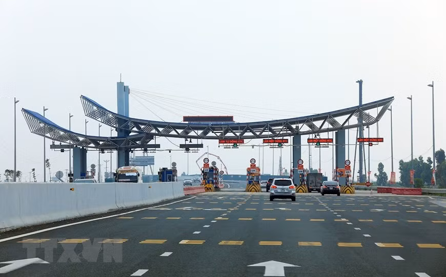 La estación de peaje del puente Bach Dang se encuentra en la ruta Km20+660 y cuenta con ocho carriles, de los cuales dos utilizan la tecnología de cobro automático sin necesidad de detener los automóviles. (Foto: VNA)