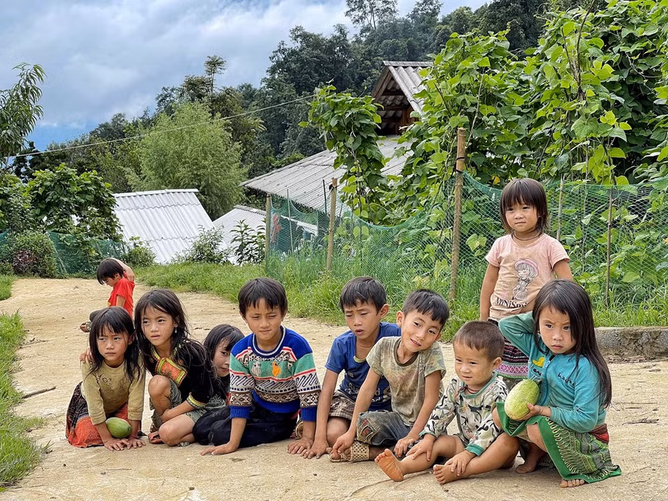 Situada a unos 70 kilómetros de Sapa y a 100 kilómetros de la ciudad de Lao Cai, Y Ty es una comuna recóndita. A una altura de más de dos mil metros sobre el nivel del mar, desde finales de agosto hasta principios de septiembre los turistas pueden admirar la vasta y seductora perspectiva de los arrozales dispuestos en forma de terrazas. El pueblo Ha Nhi en Lao Cai tiene muchos rituales tradicionales, entre los cuales destaca el festival “Kho Gia Gia”, que tiene como objetivo orar a los dioses para que obtener las bendiciones de buenas cosechas, prosperidad y felicidad en el año. (Fuente:Vietnam+)