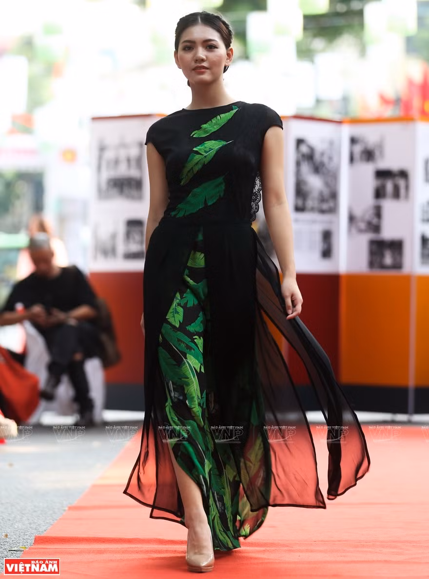 Diseño de Ao Dai, túnica tradicional de la mujer vietnamita (Fuente: VNA)