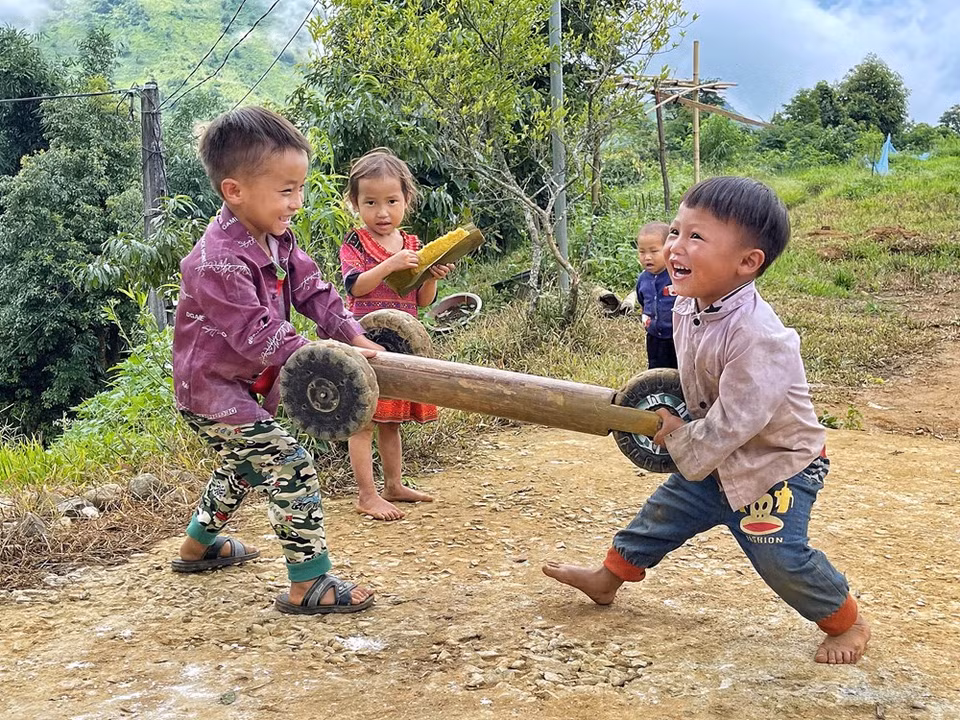 Los niños de la comuna de Sin Suoi Ho, en el distrito de Phong Tho, de la provincia de Lai Chau, están muy emocionados por el hecho que sus hermanos mayores crean un "coche de tres ruedas" para ellos. La provincia de Lai Chau pertenece a la región del Noroeste de Vietnam, que incluye también las provincias de Hoa Binh, Son La y Dien Bien. Esta región es la puerta de entrada y salida en la parte occidental del país indochino al tener fronteras con Laos y China y disponer de grandes potencialidades y condiciones favorables para el desarrollo de la producción agrícola, forestal, hidroeléctrica y el ecoturismo. (Fuente:Vietnam+)