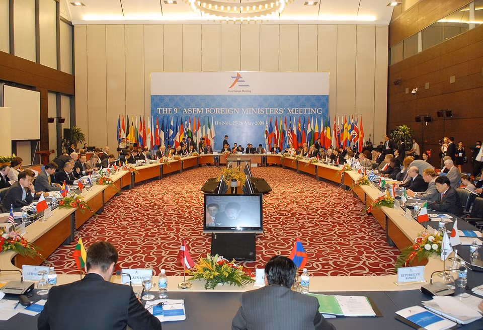 Debate sobre la cooperación en respuesta a la crisis financiera en la IX Reunión de Ministros de Relaciones Exteriores de ASEM en Hanoi, el 25/05/2009. (Foto: VNA)