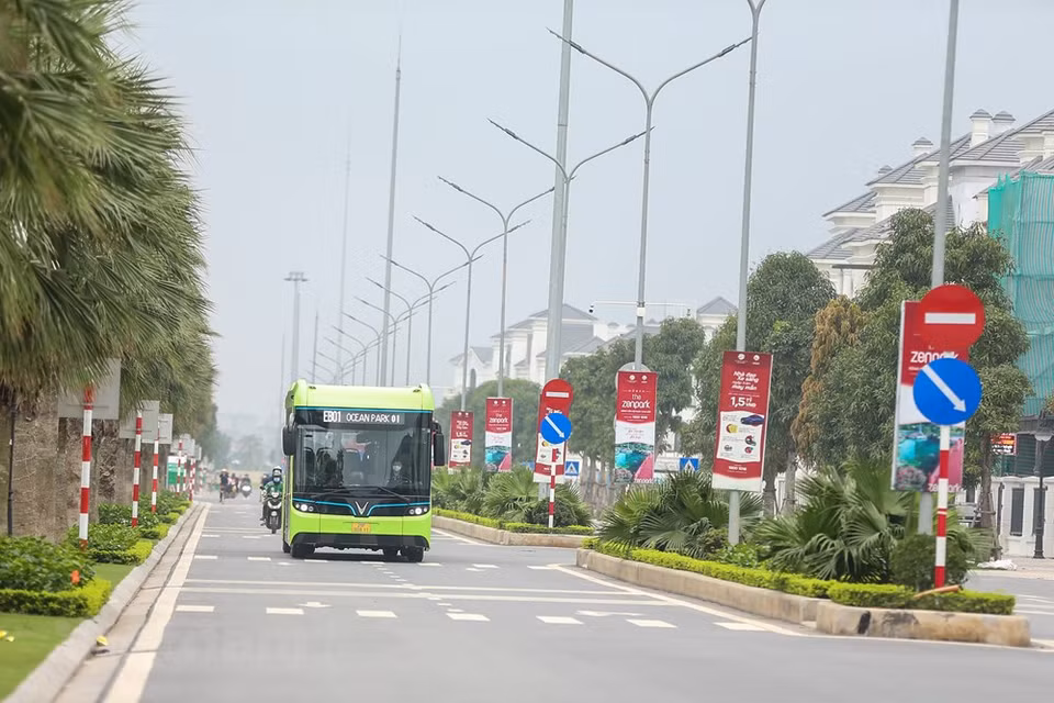 Según las estadísticas, Vietnam ocupa el puesto 15 en la lista de los países con mayor contaminación ambiental en el mundo. Se estima que en 2015 el país indochino gastó alrededor del 1,5 por ciento de su Producto Interno Bruto (PIB) para las tareas del control de la contaminación ambiental, en gran parte debido a las emisiones de los vehículos. Además, según las estadísticas de la Organización Mundial de la Salud en 2018, hasta 60 mil personas murieron debido a la contaminación del aire en Vietnam. Para resolver el problema del tráfico, mejorar la calidad del aire y garantizar un entorno de vida saludable para las generaciones actuales y futuras, una de las soluciones sostenibles es desarrollar vehículos de transporte que utilicen energías limpias. (Fuente: Vietnam+)