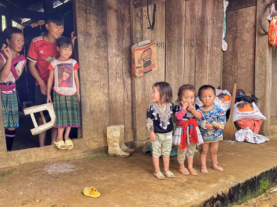 Durante los últimos años, además de la ciudad brumosa de Sapa, la comuna de Y Ty del distrito de Bat Xat se ha convertido en uno de los destinos turísticos favoritos de la provincia norteña vietnamita de Lao Cai. La asociación del turismo comunitario con la preservación de la identidad étnica genera un impulso para un desarrollo estable y efectivo de la industria sin humo en Y Ty. En esa comuna, los turistas nacionales y extranjeros pueden encontrar muchos lugares atractivos como el bosque viejo Y Ty, la montaña Lao Than, el mercado Y Ty, la terraza de arroz The Pa y el puente Thien Sinh. (Fuente:Vietnam+)