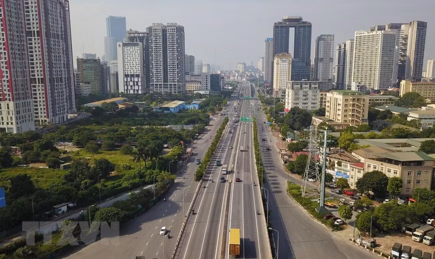 A las 8:00 de la mañana, la densidad del transporte en la calle de Pham Van Dong ha disminuido significativamente en comparación con lo normal. (Fuente: VNA)