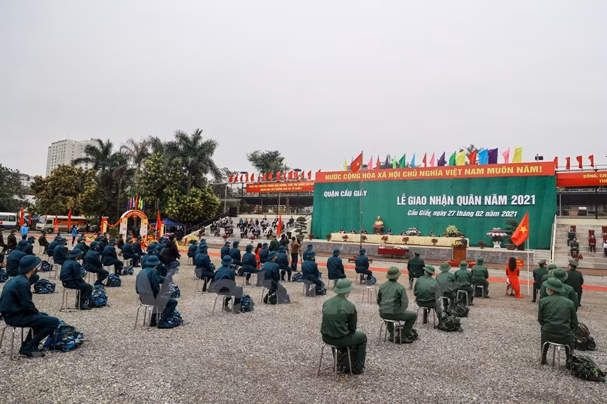 En la mañana del 27 de febrero de 2021, los distritos de la ciudad vietnamita de Hanoi celebran la ceremonia de recepción de nuevos oficiales y soldados para el servicio militar obligatorio del país. Además de la capital, otras 20 provincias y ciudades de toda la nación indochina, desde el norte hacia el altiplano central, organizarán también la entrega de tropas, incluidas Lang Son, Cao Bang, Bac Giang, Bac Kan, Bac Ninh, Thai Nguyen, Thanh Hoa, Quang Binh, Thua Thien-Hue, ciudad de Da Nang, Quang Nam, Quang Ngai, Binh Dinh, Phu Yen, Khanh Hoa, Ninh Thuan, Kon Tum, Gia Lai, Dak Lak, Dak Nong. (Foto: Vietnam+)