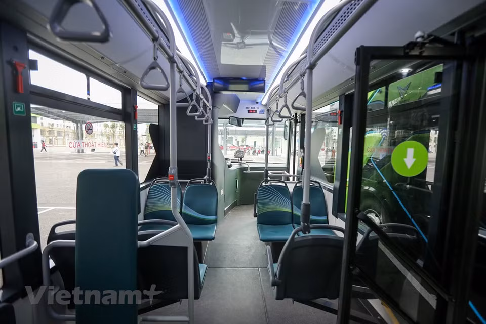 El vehículo también cuenta con todas las condiciones necesarias, sobre todo equipos de protección contra incendios y de emergencia para garantizar la seguridad de los pasajeros. Con un diseño ecológico que realza su color verde, este autobús afirma la dirección de las inversiones y desarrollo de un ecosistema de vehículos de transporte inteligente de la empresa VinFast, utilizando energías verdes y amigables con el medioambiente, lo que ayuda a proteger la salud comunitaria. Además, con un gran espacio en el interior, el autobús eléctrico también ayuda a los pasajeros a limitar el mareo, y funciona completamente con energía eléctrica, por lo que no huele a gasolina como otros transportes públicos. (Fuente: Vietnam+)