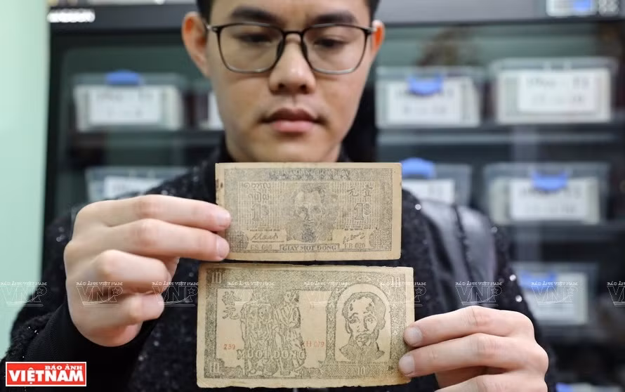 El billete de un vietnamdong en la etapa 1946-1948, primer impreso con la imagen del tío Ho y el billete de 10 vietnamdongs en el año 1948 (Fuente: VNA)