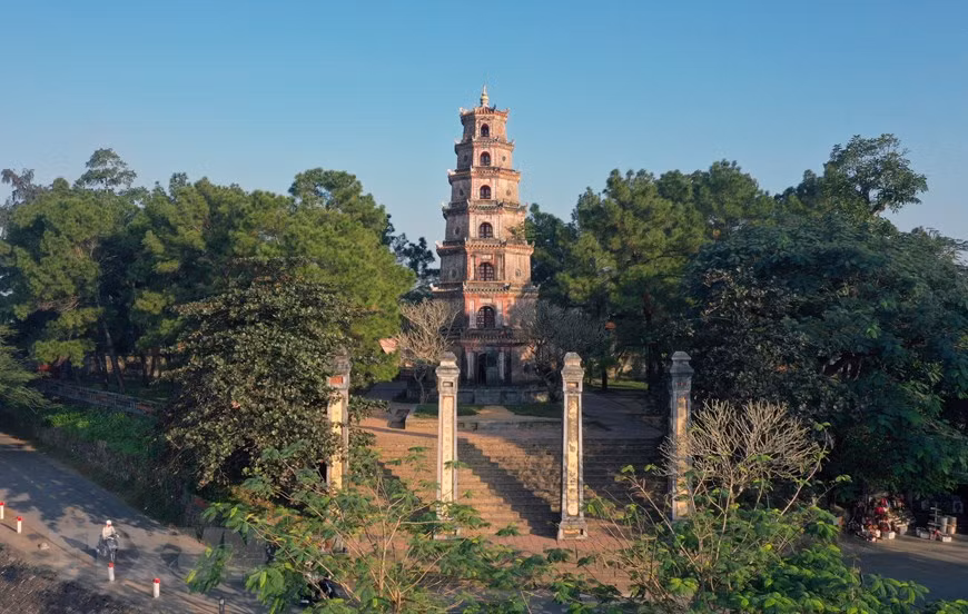 Desde arriba, la pagoda se ve como una tortuga gigante a lado del río Huong (Fuente: VNA)