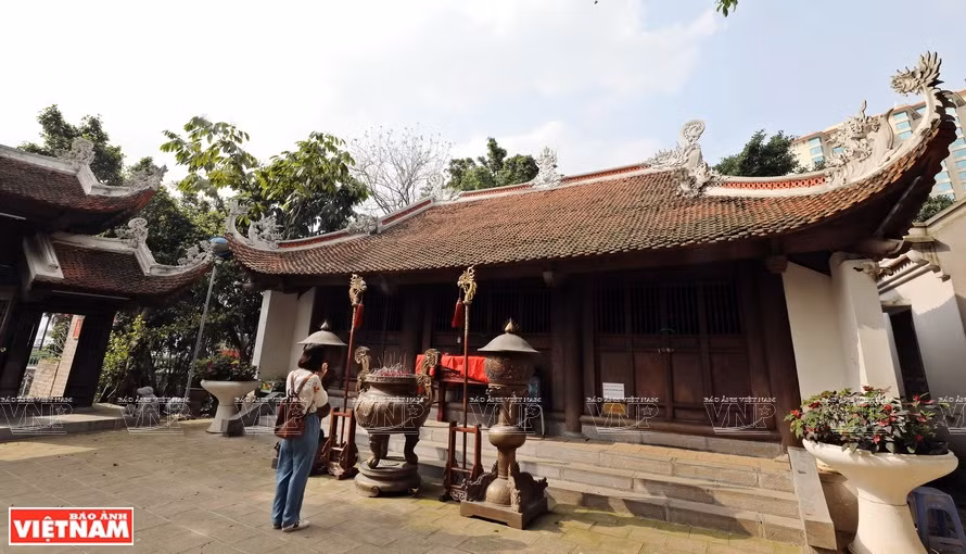 Erigido en una hermosa ubicación en el complejo de Ho Tay – Truc Bach, el templo atrae a numerosos turistas nacionales y extranjeros. (Fuente: VNA)