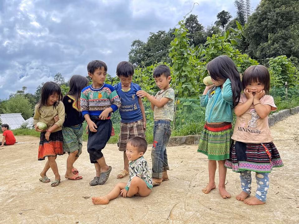 La comuna de Y Ty es famosa y conocida entre los visitantes nacionales por su hermoso paisaje. Fue seleccionado como uno de los secretos mejor guardados de Asia por el sitio de viajes www.thrillist.com. La página describe que Y Ty se encuentra en el tope de la meseta más alta de Vietnam, y ofrece vistas espectaculares de montañas que llegan hasta las nubes y campos de arroz dorados. La comuna de Y Ty es conocida por los turistas como el segundo Sapa en la provincia de Lao Cai, por lo que las autoridades provinciales han desplegado medidas para impulsar el desarrollo del turismo comunitario en combinación con la conservación y desarrollo de la identidad cultural de las minorías étnicas en la localidad. (Fuente:Vietnam+)