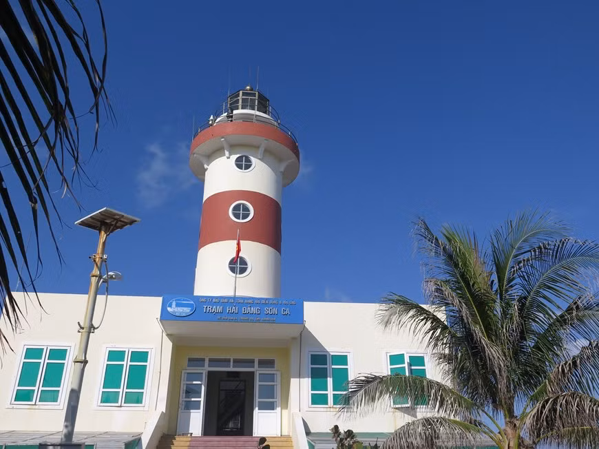 El faro en la isla de Son Ca tiene 28 metros de altura y un alcance efectivo de 15 millas náuticas. Fue puesto en funcionamiento en 2010. (Foto: VNA)