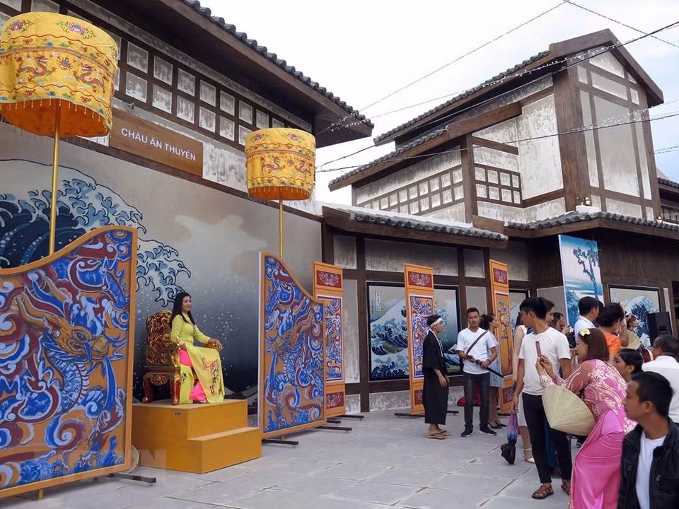 Visitante posa por una foto en la aldea japonesa (Fuente: VNA)