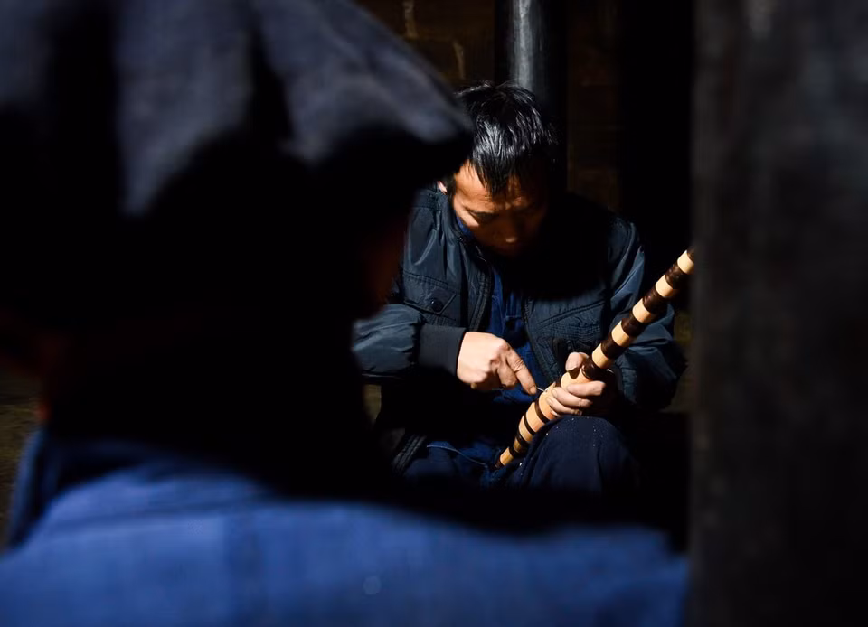 La profesión de hacer Khen de un padre y su hijo Mua Mi Sinh (aldea de Sang Pa B, ciudad de Meo Vac, distrito de Meo Vac de Ha Giang) se ha transmitido de generación en generación. (Foto: VNA)