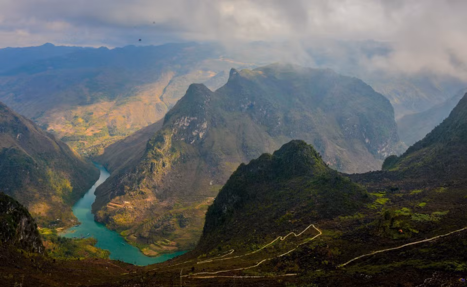 La belleza del río Nho Que entra en la poesía y deviene uno de los símbolos de Ha Giang. El río Nho Que se origina en la región montañosa de Nghiem Son (Yunnan, China) y fluye hacia Vietnam a través de las provincias de Ha Giang y Cao Bang. (Fuente: VNA)