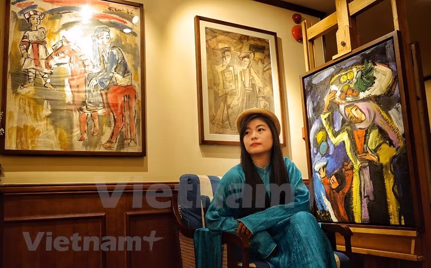 Diseñado por un empresario apasionado por el arte, en el interior del barco también se respira el aliento artístico. Pham Ha recopiló las fotos de antiguos pobladores de la región indochina, junto con numerosas pinturas de artistas famosos nacionales e internacionales en las últimas décadas, entre las cuales se incluyen las 100 obras de Pham Luc, quien nació en 1943 y ha pasado a la historia como el “Picasso vietnamita”. Las obras de arte del artista Pham Luc expuestas en el barco fueron creadas entre los años 1961 y 2019, utilizando todos los tipos de materiales tradicionales como pinturas al óleo, lacas, óleos sobre papel, entre otros. (Fuente: Vietnam+)