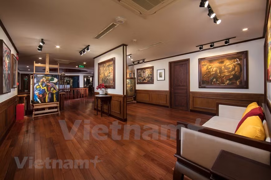 Durante la visita de nuestros periodistas de Vietnam+ al barco, el director ejecutivo Pham Ha nos contó con pasión y entusiasmo las anécdotas de la leyenda de la naviera vietnamita Bach Thai Buoi, por lo que nos dejó una impresión profunda sobre los valores de la historia y la cultura vietnamita reflejados en el barco. Pham Ha recuerda los valores antiguos como una parte inseparable de él mismo, ya que nació en una zona rural en el delta del río Rojo con la cultura de una aldea en el norte de Vietnam. Esta nostalgia fue plasmada en el lujoso espacio del yate Heritage Binh Chuan. (Fuente: Vietnam+)