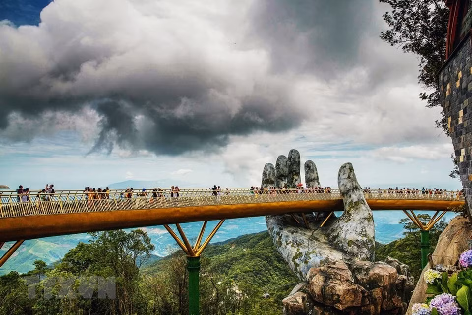 Imagen de la mano elevando el puente crea un escenario especial que no se encuentra en cualquier lugar. (Fuente: VNA)
