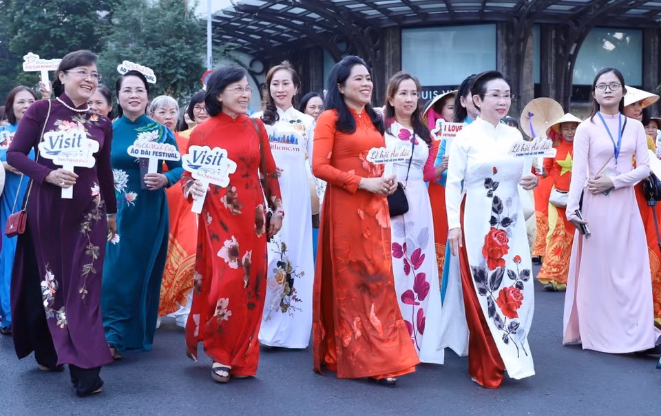 Diputadas y mujeres, vestidas de Ao Dai (túnica tradicional vietnamita), pasean por las calles de Ciudad Ho Chi Minh. (Foto: VNA)