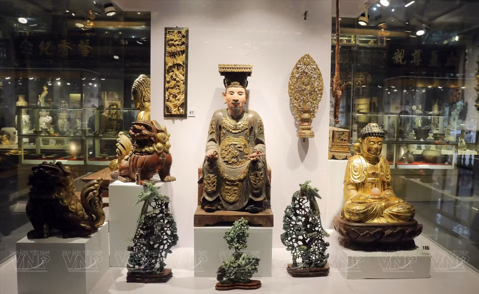Estatuas de los siglos XVIII y XX. (Foto: VNA)