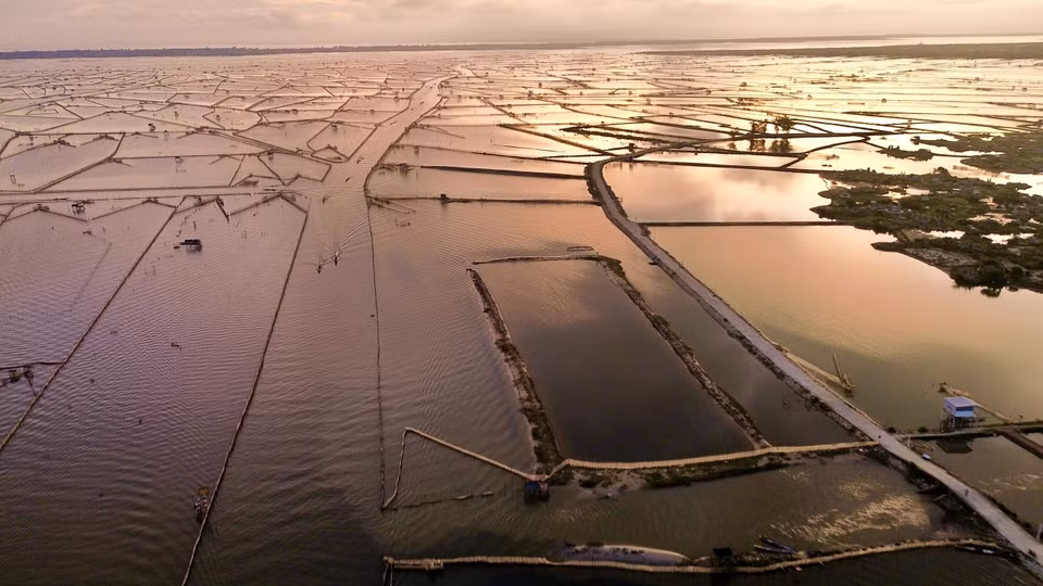 La superficie de la laguna Chuon resplandece al amanecer. (Foto: VNA)